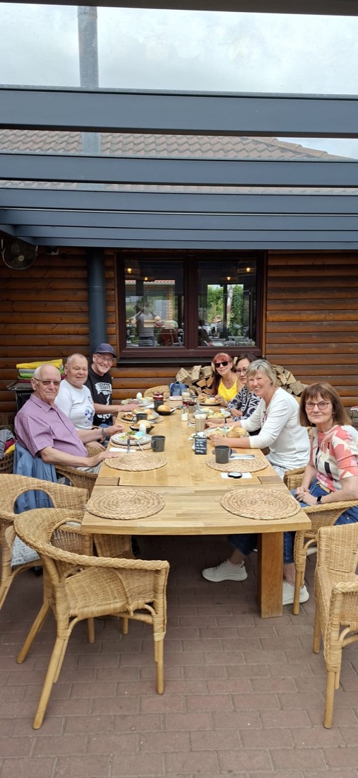Die Stammtischrunde beim gemeinsamen Frühstück auf der Terrasse der Landebahn 3.0
