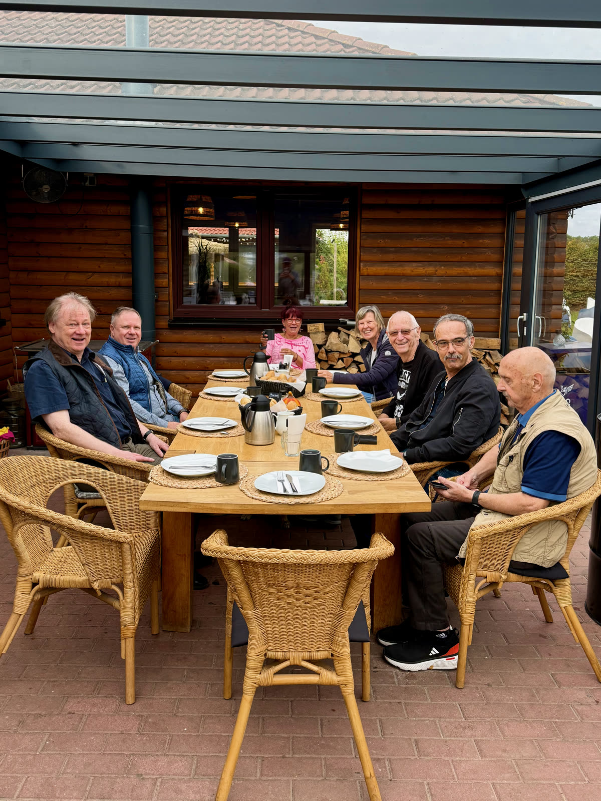 Die Stammtischrunde am gedeckten Tisch unter dem Terrassendach der Landebahn 3.0