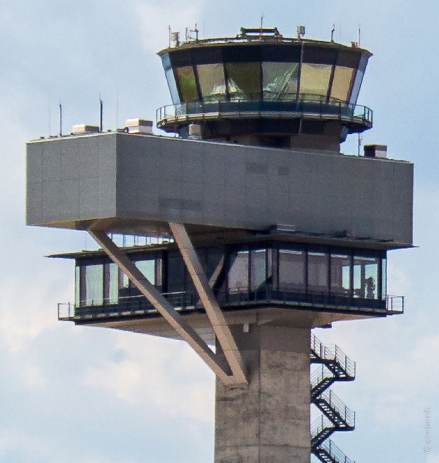 Der Tower des Flughafens BER